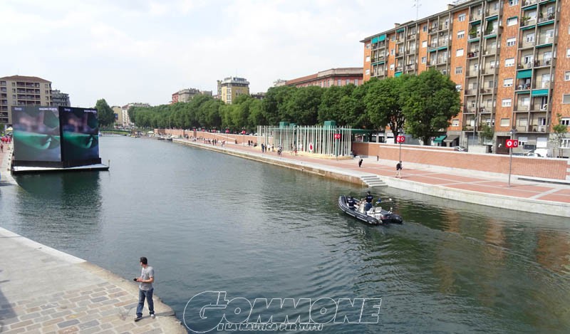 Torna L Acqua Nel Naviglio Grande E Nella Darsena Di Milano Il Gommone